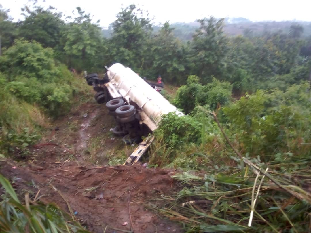 Petrol tanker falls into ditch in Ogun