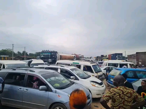 ASSU strike: students block Lagos Ibadan Expressway