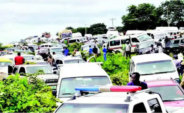 Accident Caused Gridlock On Kaduna-Abuja Highway. Travelers Stranded For 48 Hrs