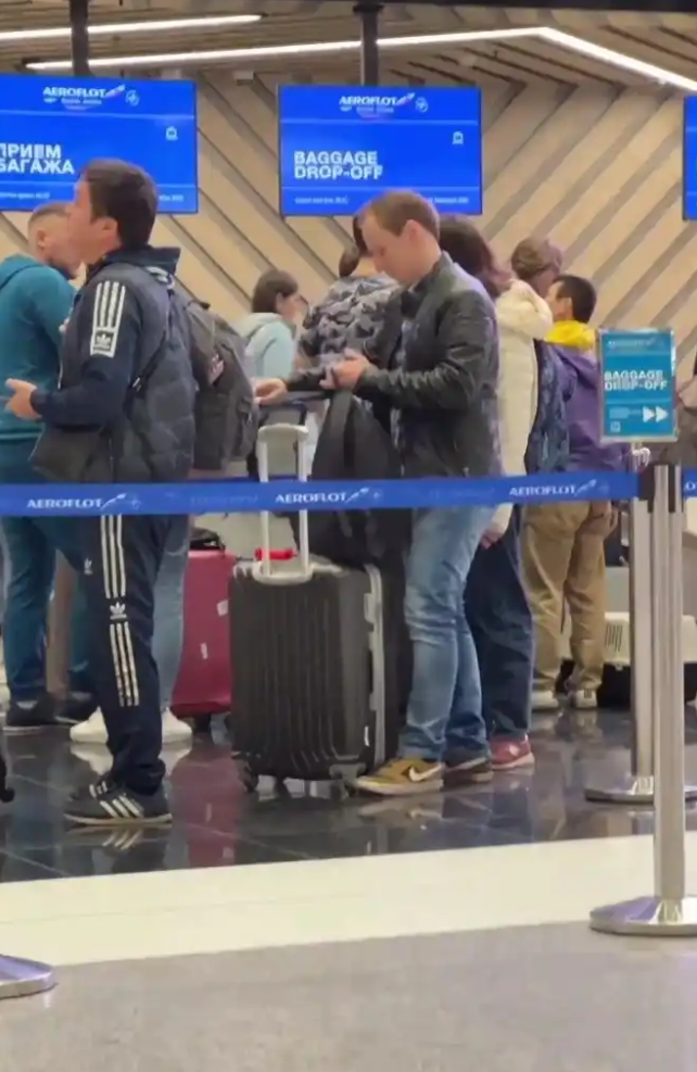 Russians Flee Country To Avoid Being Sent To Front Line By Putin (photos)