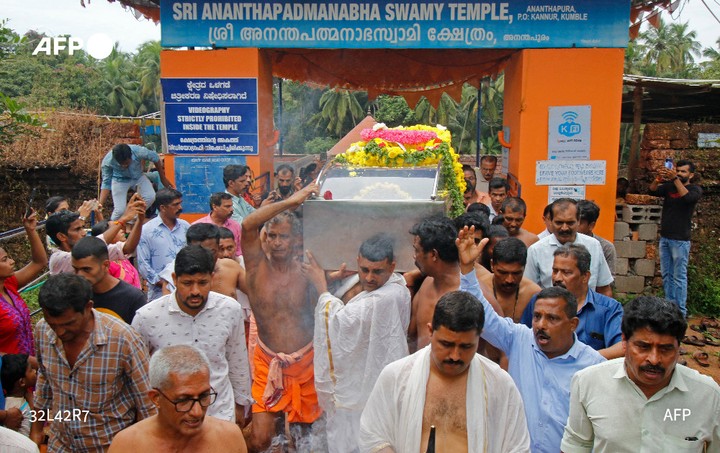 Tears as hundreds of people attend the burial of a crocodile in India