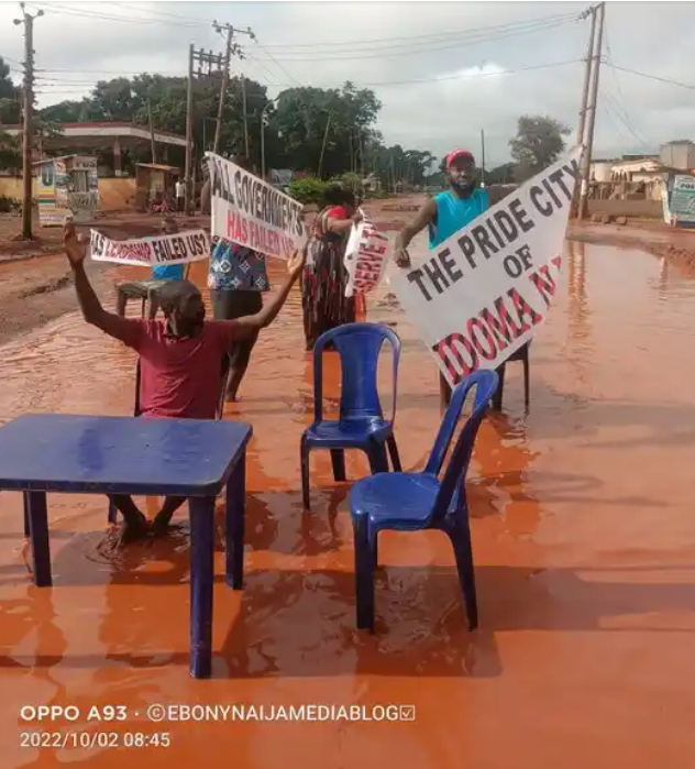 Angry Youths Hold ‘Pool Party’ On Dilapidated Federal Road In Otukpo