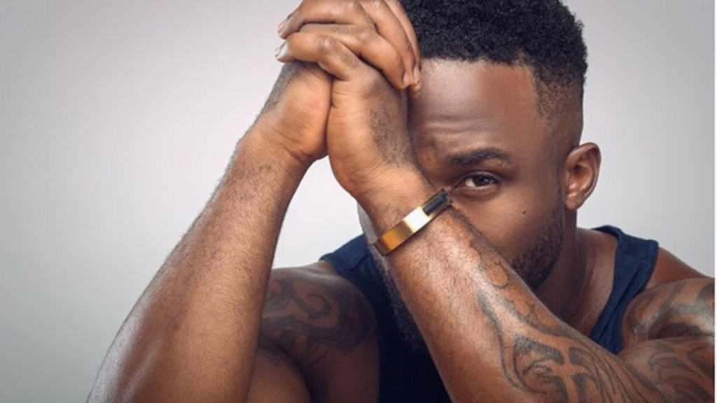 Nigerians fume as singer, Iyanya violently pushes fan off stage in Anambra