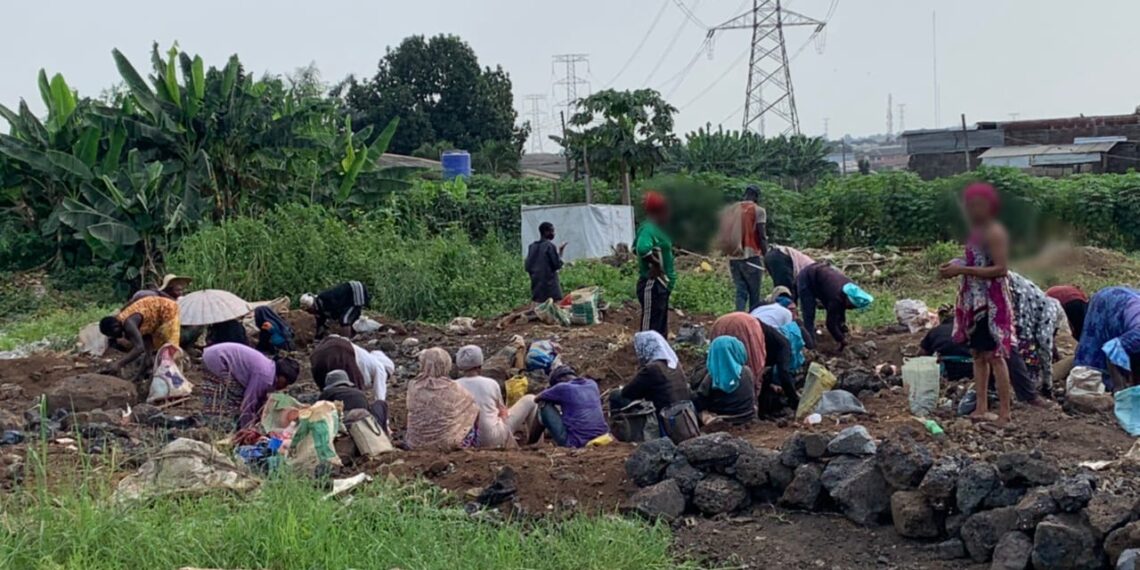 Inside the world of Lagos women scavengers - Nigeria's Fast-Growing ...