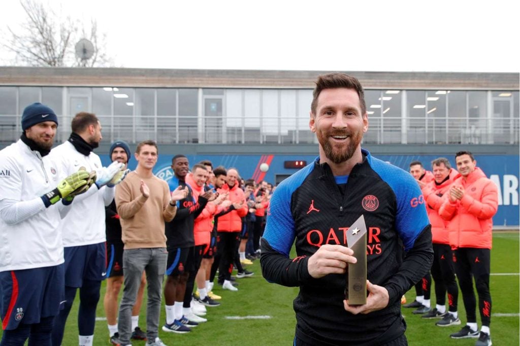 PSG players give Messi a guard of honour for winning World Cup