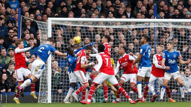 Everton beat Arsenal in Dyche’s first game as boss