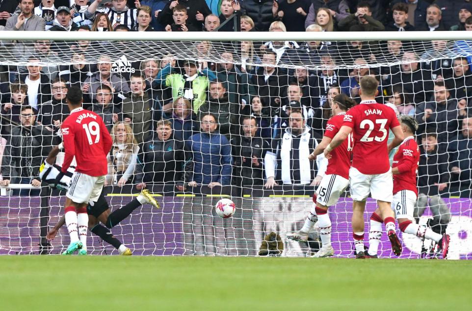 Newcastle United 2 : Manchester United 0