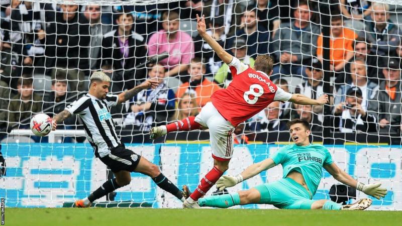 Arsenal keep title hopes alive with win at Newcastle