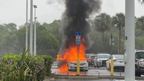 Woman’s Car With Children Inside Catches Fire While She Was Shoplifting