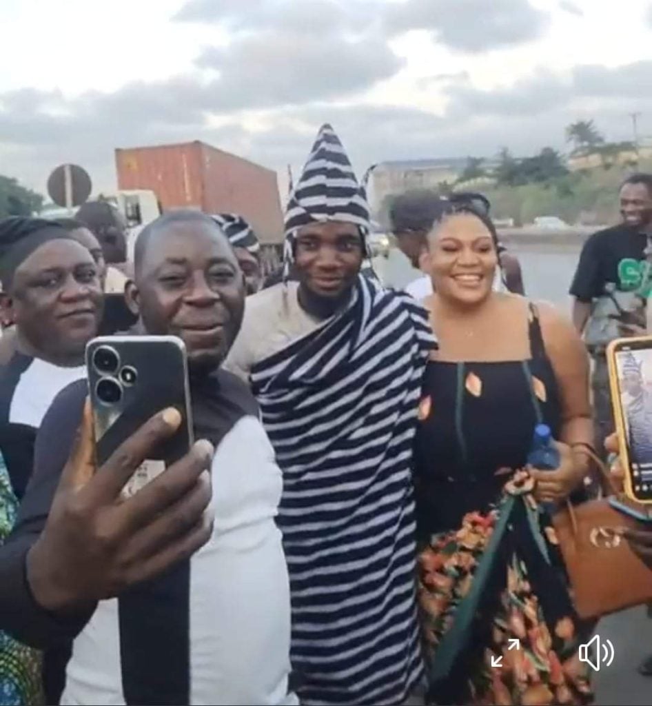 Cycling Davido’s fan gets heroic welcome as he arrives Lagos