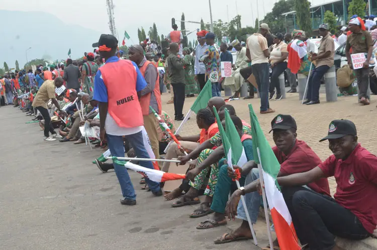 Protesters beat Oyo civil servants for defying NLC directive