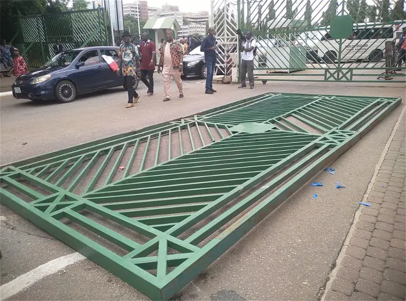 Protesters pull down National Assembly gate, demand N30,000 palliative in Lagos