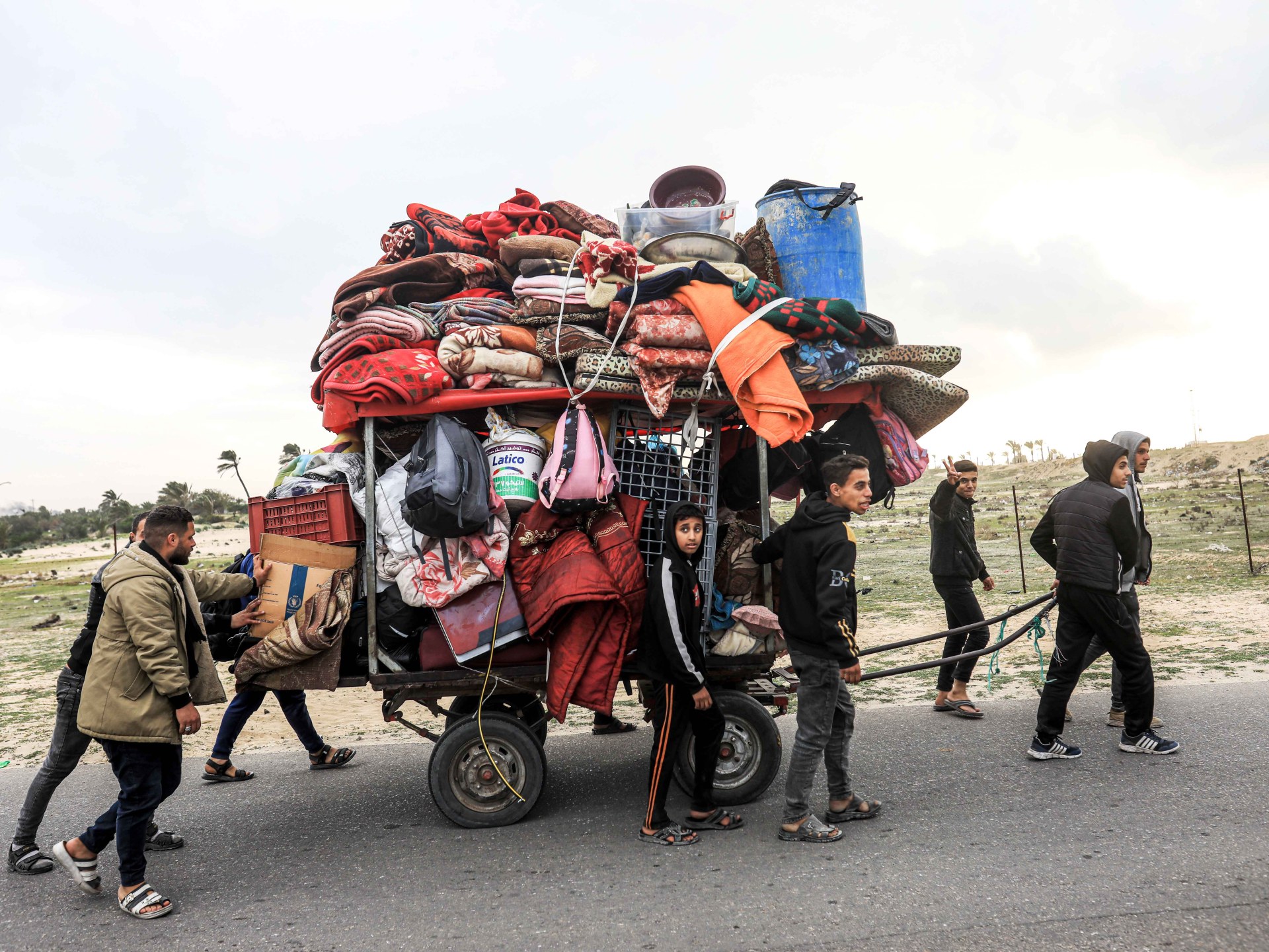 Hundreds flee further south as Israeli forces advance in Khan Younis