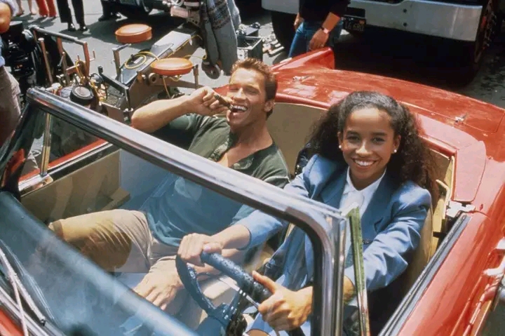 Photo of Arnold Schwarzenegger and Rae Dawn Chong on the set of Commando [1985]