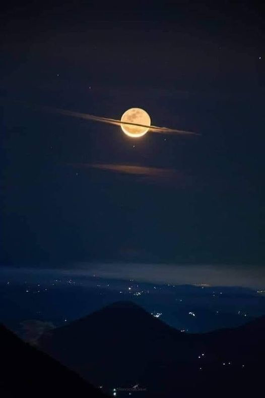 Moon dressed as Saturn [photo]