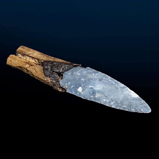 A well-preserved late Neolithic flint dagger found in Allensbach [Photo]