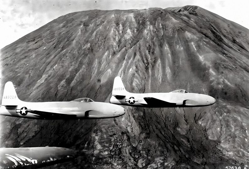 American P-80 Shooting Star’s doing recon over Italy in 1945 during WW2. [Video]