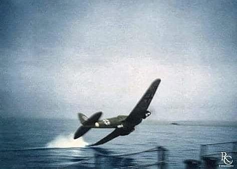 Moment German He-111 bomber crashed into the Sea. (Photo)