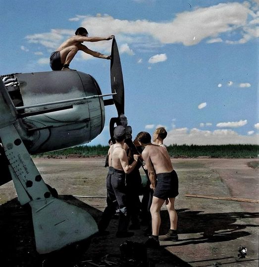 Fw-190 maintenance crew removing the propeller in Finland, June, 1944.