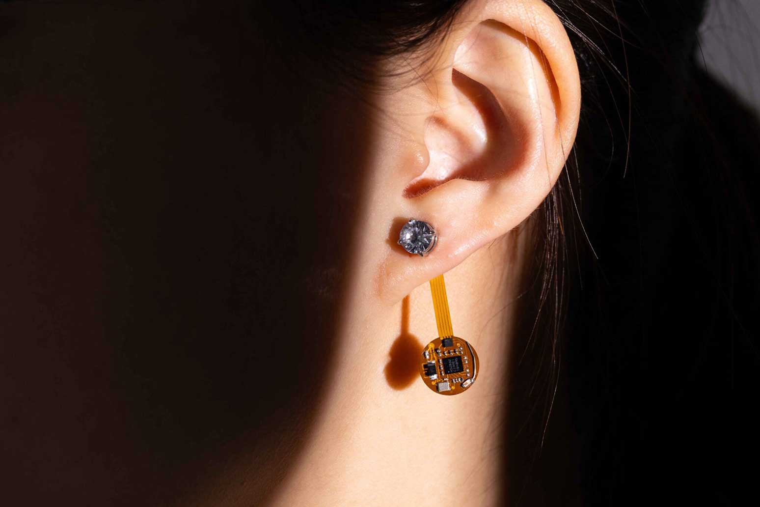 Smart earrings that can monitor a person’s temperature