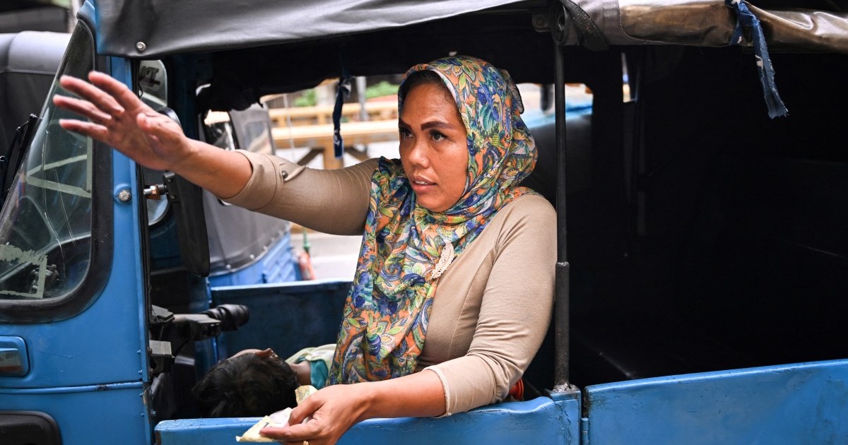 Indonesian single mother makes ends meet as autorickshaw driver