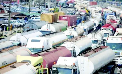 Apapa gridlock returns as trucks shun Sanwo-Olu’s directive