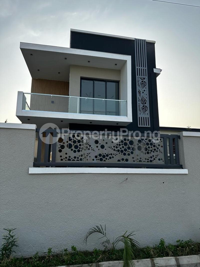 For Sale : 5 Bedroom House in Shonibare Estate Maryland Lagos