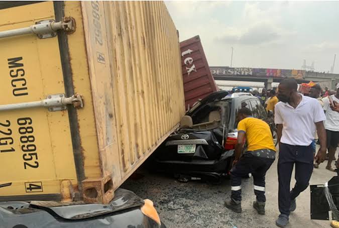 Drunk driver crashes into bus, kills two in Ogun