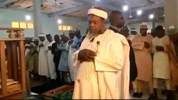 FLASH: Drama As Sokoto Cleric Observes Eid-el-Fitr Prayer With Congregation, Dares Scholars With Contrary Opinion