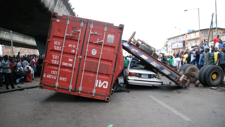 Falling 40-feet container kills woman inside her car in Lagos traffic — National Accord Newspaper