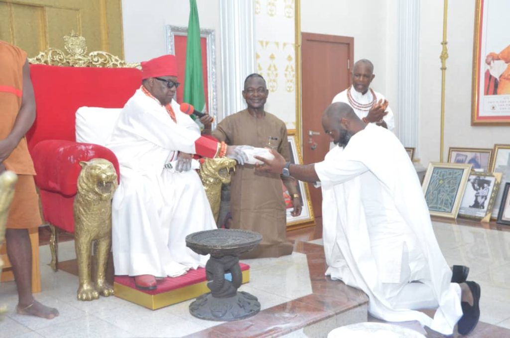 Nigerian Govt Presents Looted Artefacts By Germany To Oba Of Benin