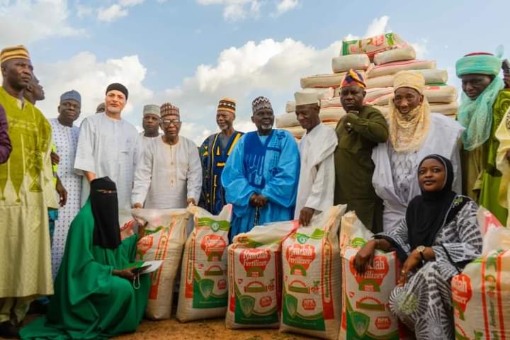 Senator Distributes Fertilizer, Pumping Machines To Kwara Farmers