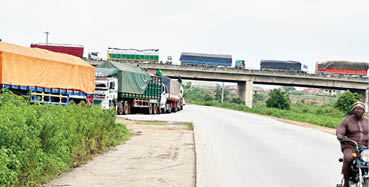 Motorists, travellers stranded as trucks take over Oyo-Ogbomosho Road