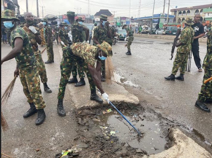 Army Cleans Up Ogun Market, Drainage (PHOTOS)