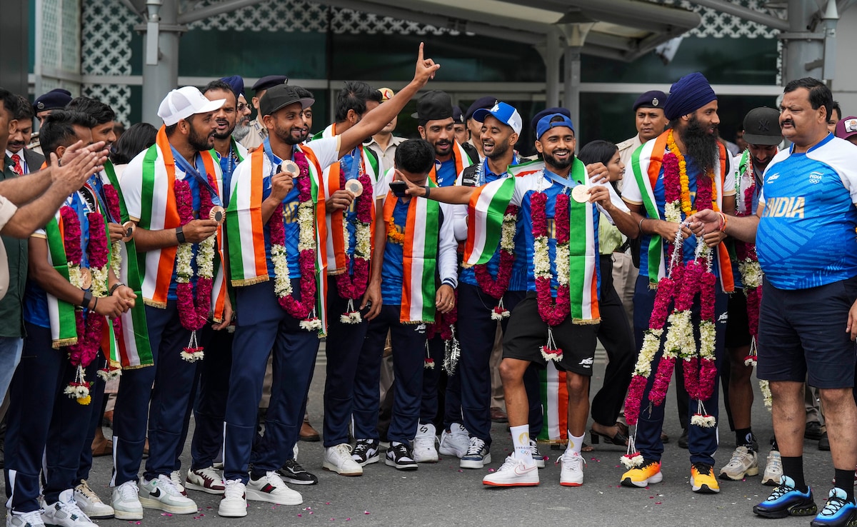 Indian Hockey Team Members Return Home Amid Much Fanfare