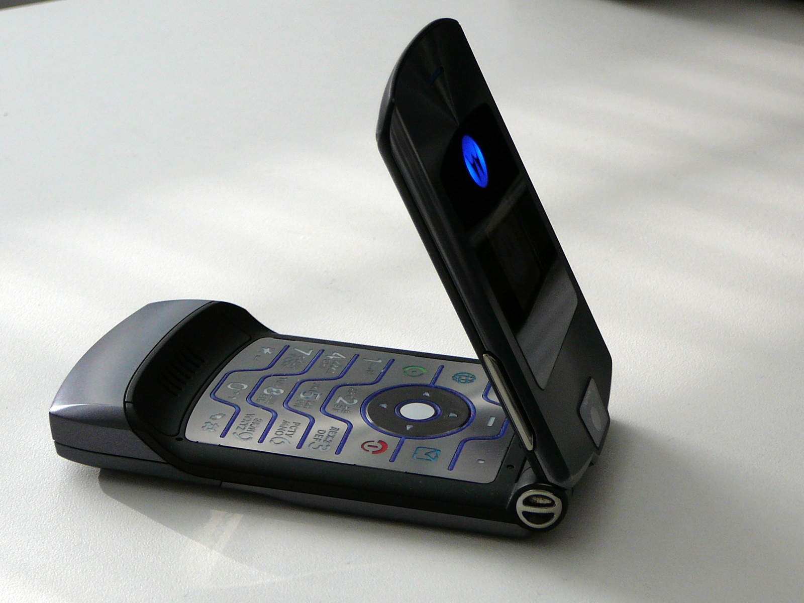 The Motorola Razr Was A Beautiful Dumb phone, And it’s Still Undefeated