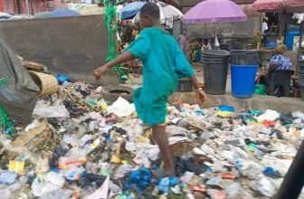 𝐋𝐚𝐠𝐨𝐬 𝐦𝐚𝐫𝐤𝐞𝐭𝐬 𝐰𝐡𝐞𝐫𝐞 𝐫𝐞𝐟𝐮𝐬𝐞 𝐜𝐨𝐦𝐩𝐞𝐭𝐞𝐬 𝐰𝐢𝐭𝐡 𝐟𝐨𝐨𝐝𝐬𝐭𝐮𝐟𝐟𝐬