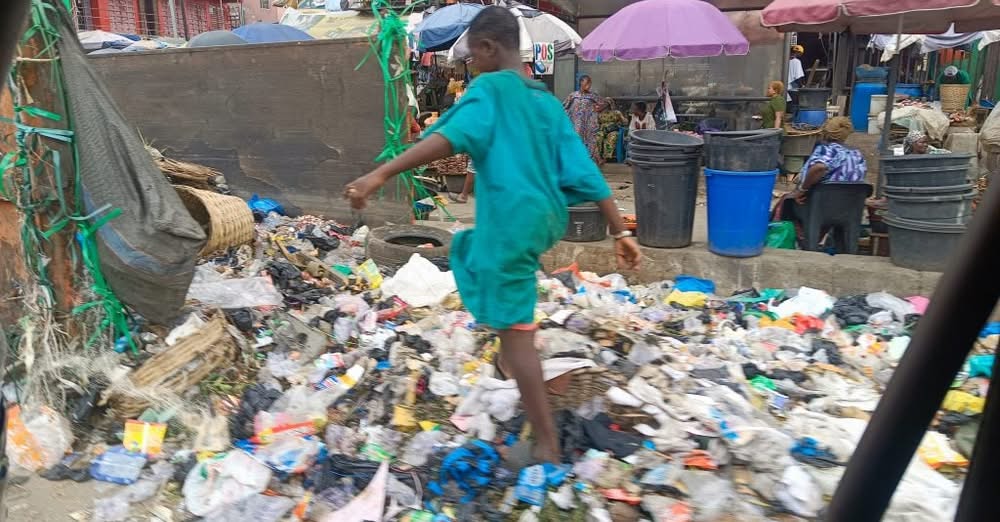 𝐋𝐚𝐠𝐨𝐬 𝐦𝐚𝐫𝐤𝐞𝐭𝐬 𝐰𝐡𝐞𝐫𝐞 𝐫𝐞𝐟𝐮𝐬𝐞 𝐜𝐨𝐦𝐩𝐞𝐭𝐞𝐬 𝐰𝐢𝐭𝐡 𝐟𝐨𝐨𝐝𝐬𝐭𝐮𝐟𝐟𝐬