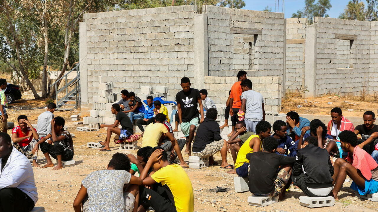 Libye: une fosse commune découverte avec 21 migrants subsahariens abattus