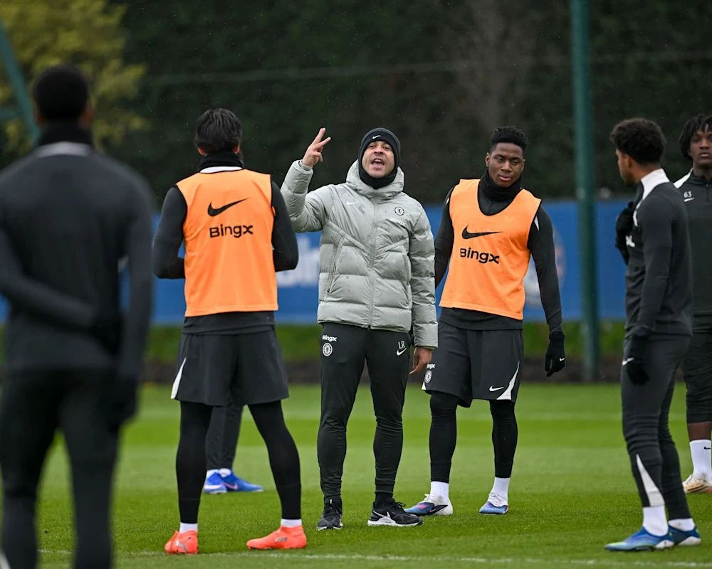 Chelsea officially confirm Liam Rosenior’s coaching staff, fans will not like one appointment 8 Liam Rosenior takes his first Chelsea training session, with Dario Essugo present.