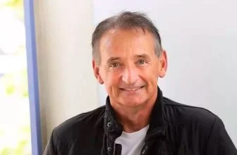 Pat Nevin being interviewed.