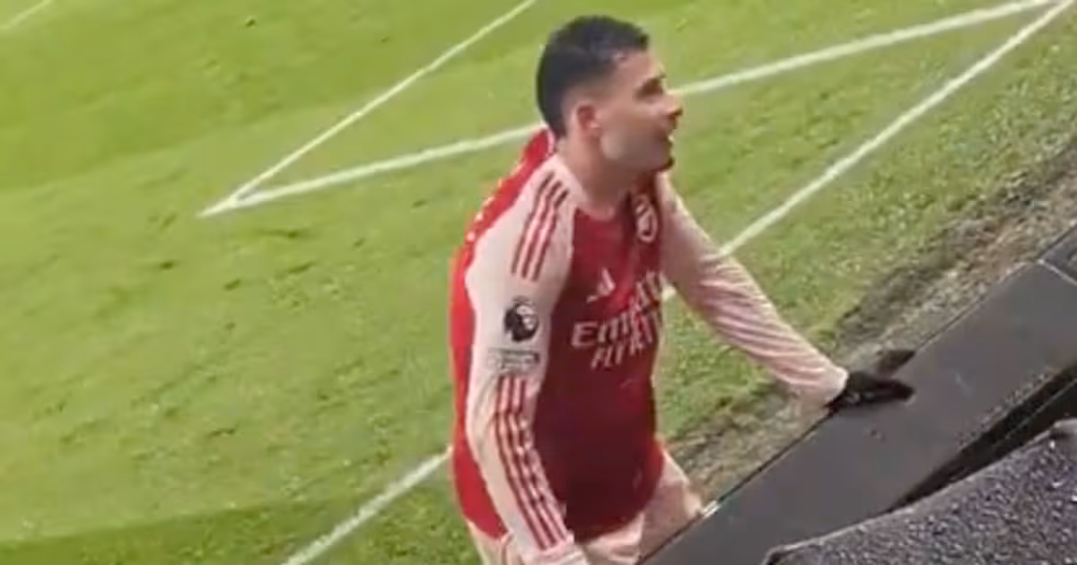 Arsenal star caught red-handed as 'arrogant' gesture at Wolves comes back to bite him 5 Daily Mirror