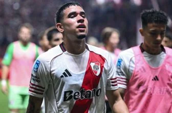 Kendry Paez in action for River Plate.