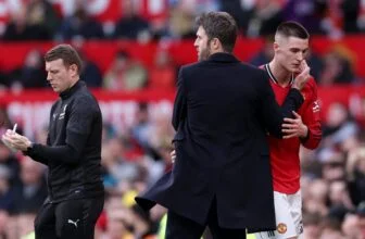 Gary Neville claims Michael Carrick had “doubts” over Man United star Benjamin Sesko