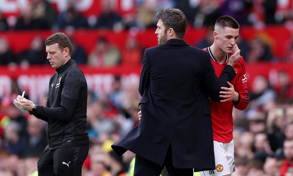 Gary Neville claims Michael Carrick had “doubts” over Man United star Benjamin Sesko