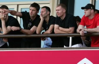 Paul Scholes reaches out to Michael Carrick after controversial social media post