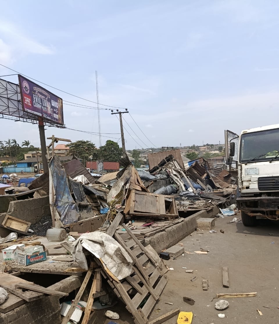 Sango Tollgate: Govt demolishes shanties, makeshift to curb incessant road accidents 1 Sango Tollgate: Govt demolishes shanties, makeshift to curb incessant road accidents