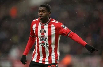 Noah Sadiki in action for Sunderland.