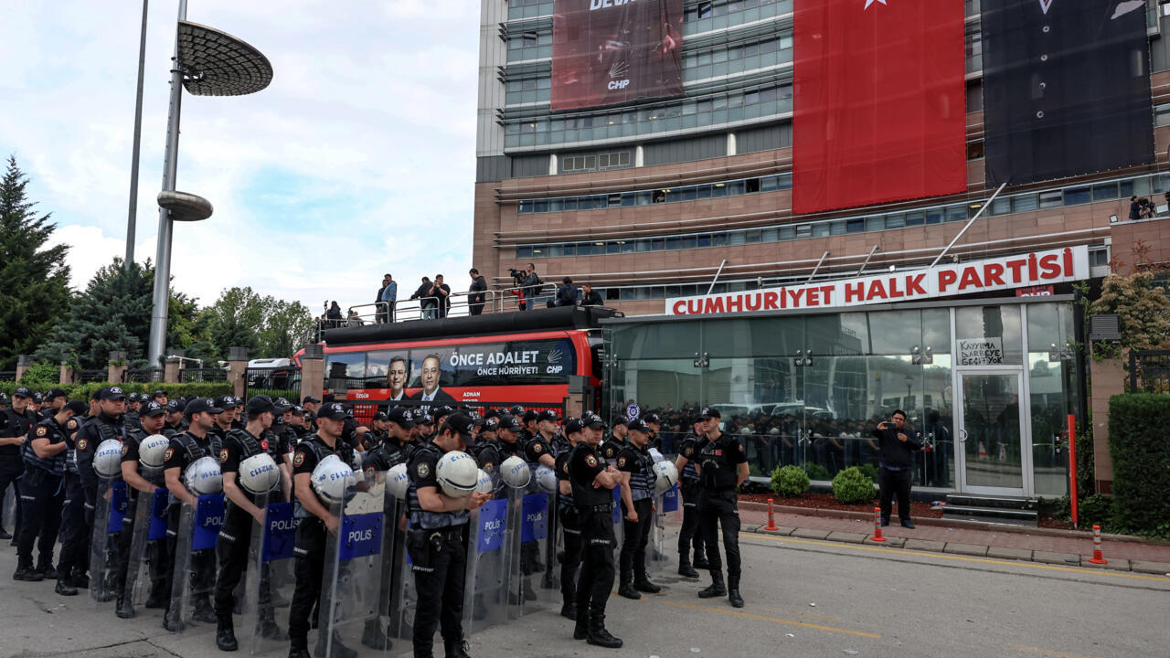 Turkey riot police use tear gas to drive ousted opposition leader from party HQ 1 Turkey riot police use tear gas to drive ousted opposition leader from party HQ