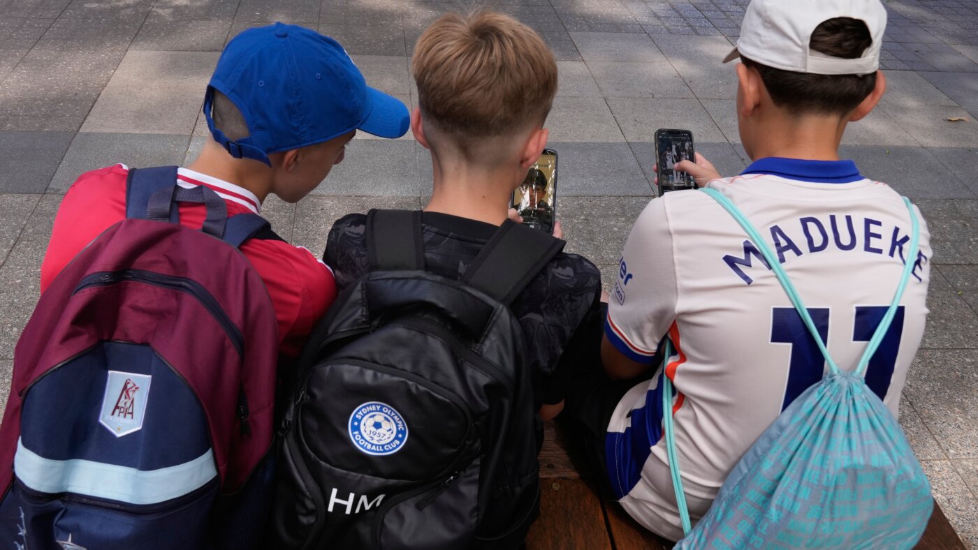 Australia plans to strengthen laws banning children from social media : NPR